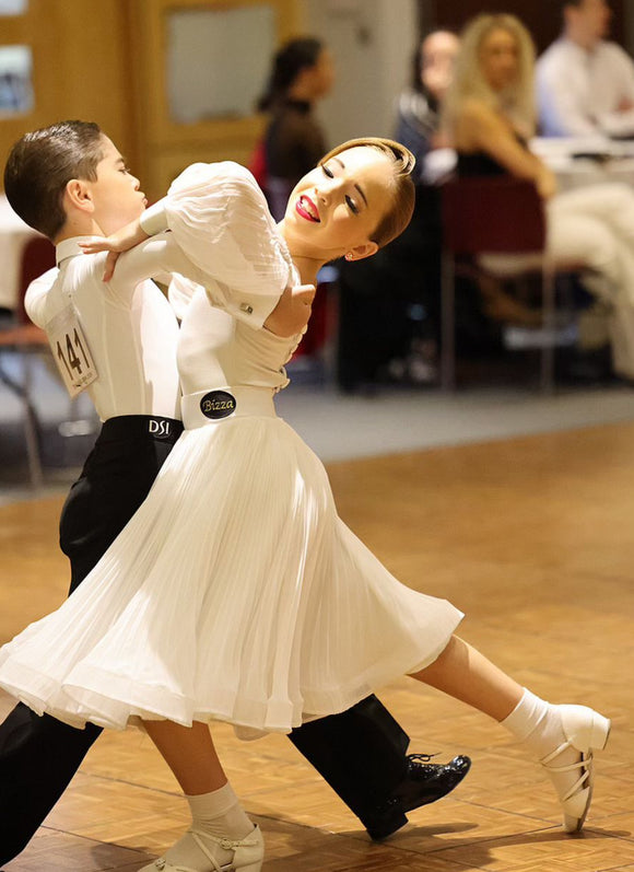 𝗘𝗫 𝗦𝗣𝗢𝗡𝗦𝗢𝗥 White ballroom pleated ballroom set